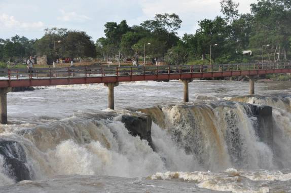 Observando a Cachoeira do Urubu de cima da passarela, entre os municípios de Batalha e Esperantina - PI